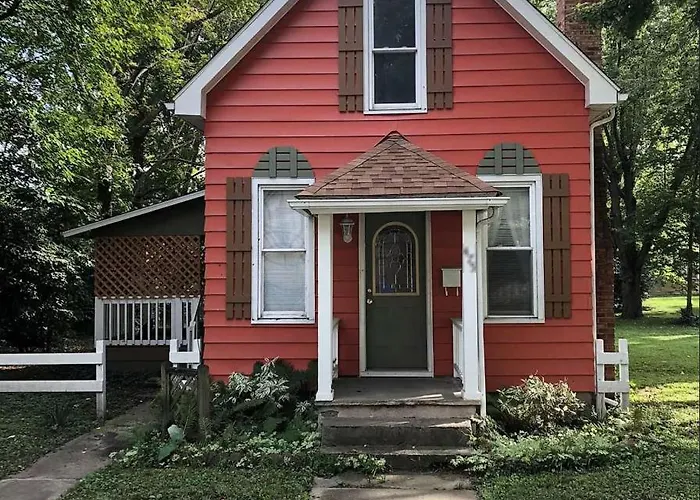 Downtown 2 Bedroom Cottage, Sleeps 6, Walking Distance To Honeywell, Downtown Restaurants, Shopping