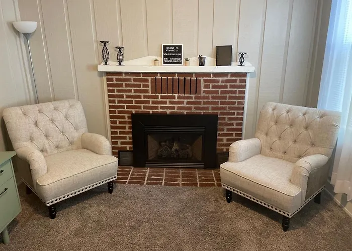 Downtown 2 Bedroom Cottage, Sleeps 6, Walking Distance To Honeywell, Downtown Restaurants, Shopping