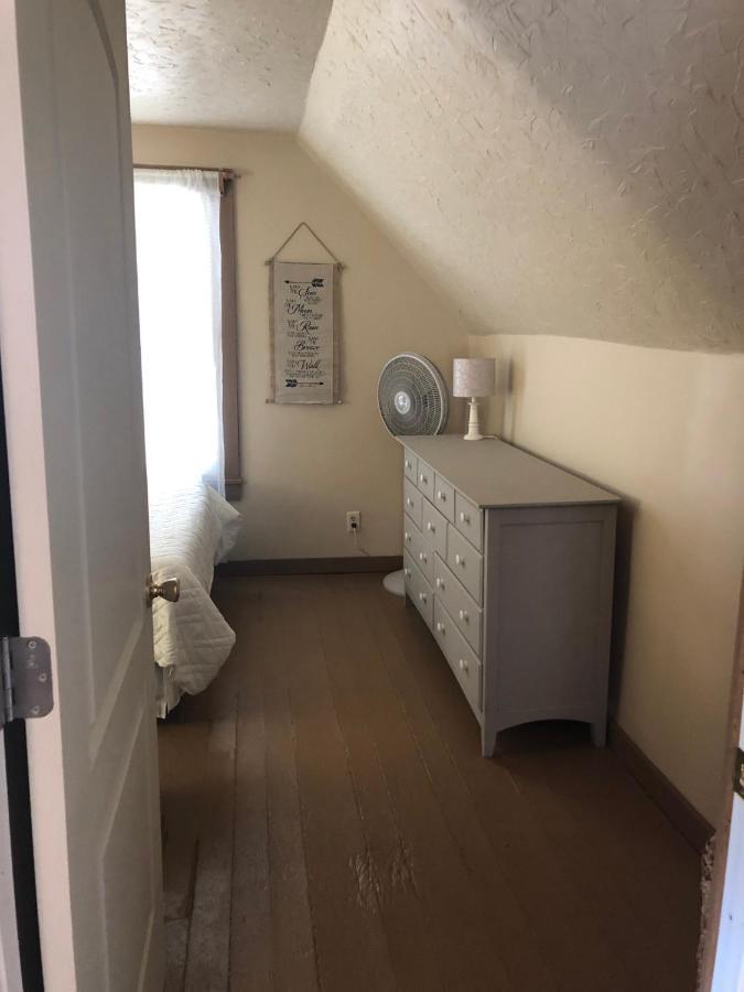 Downtown 2 Bedroom Cottage, Sleeps 6, Walking Distance To Honeywell, Downtown Restaurants, Shopping Holiday home