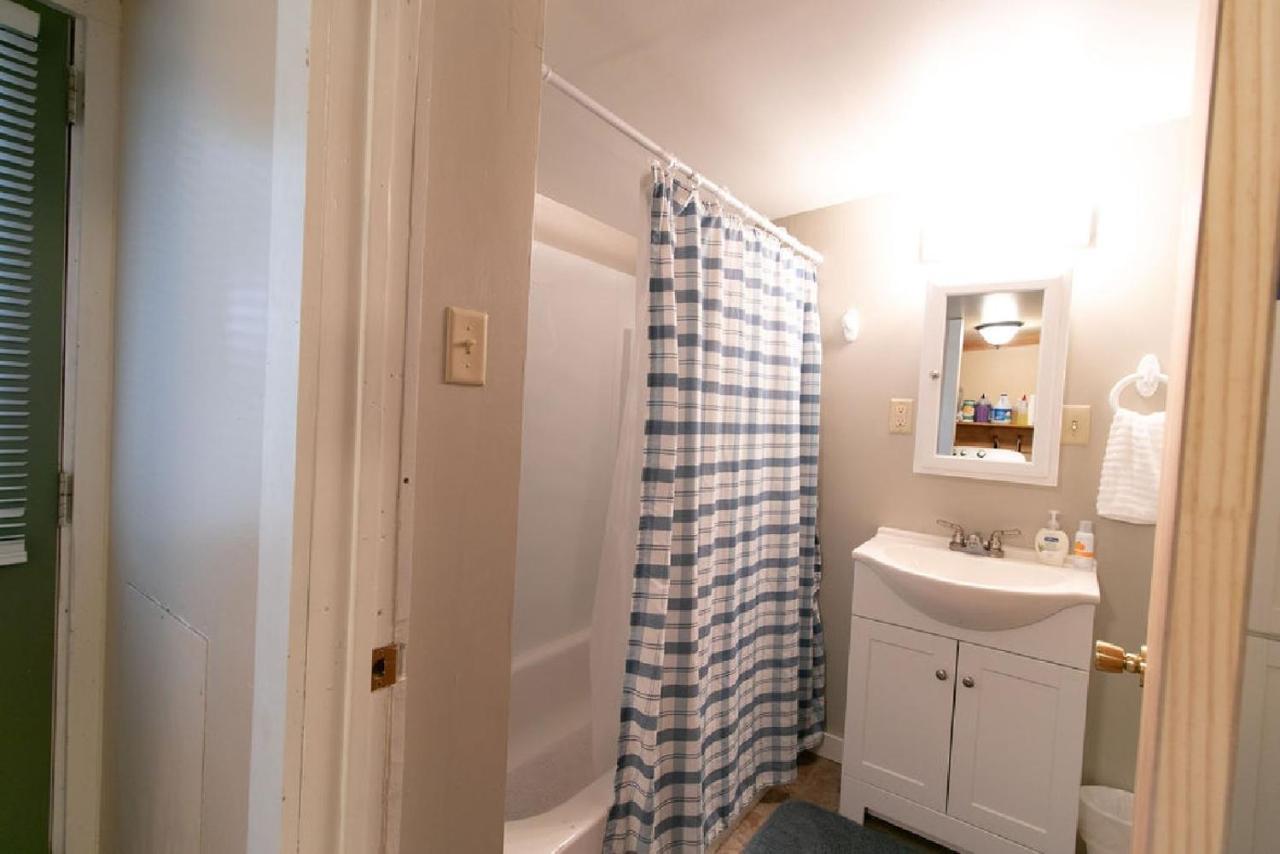 Downtown 2 Bedroom Cottage, Sleeps 6, Walking Distance To Honeywell, Downtown Restaurants, Shopping *
