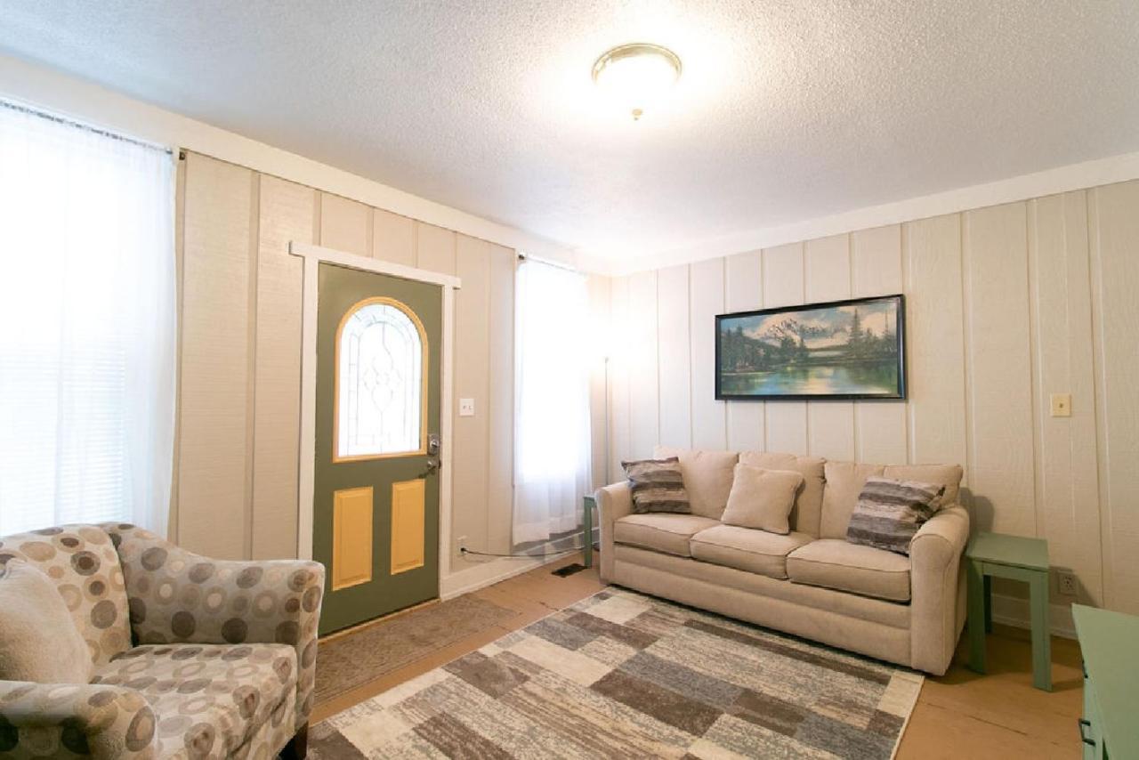 Holiday home Downtown 2 Bedroom Cottage, Sleeps 6, Walking Distance To Honeywell, Downtown Restaurants, Shopping