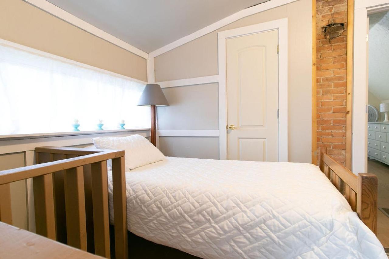Holiday home Downtown 2 Bedroom Cottage, Sleeps 6, Walking Distance To Honeywell, Downtown Restaurants, Shopping