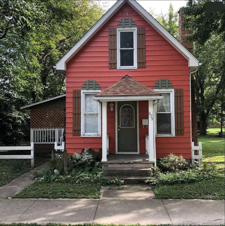 Downtown 2 Bedroom Cottage, Sleeps 6, Walking Distance To Honeywell, Downtown Restaurants, Shopping Holiday home *