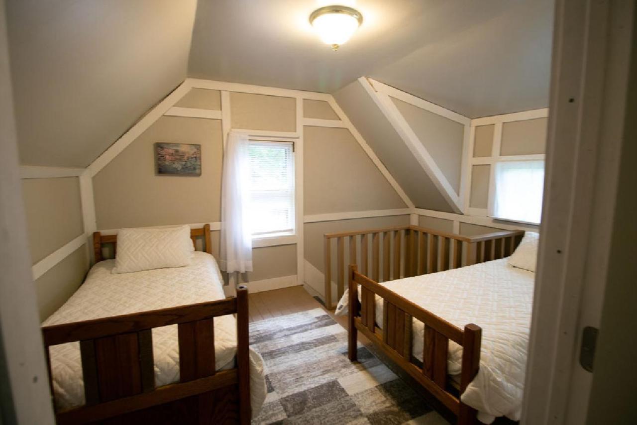 Downtown 2 Bedroom Cottage, Sleeps 6, Walking Distance To Honeywell, Downtown Restaurants, Shopping *