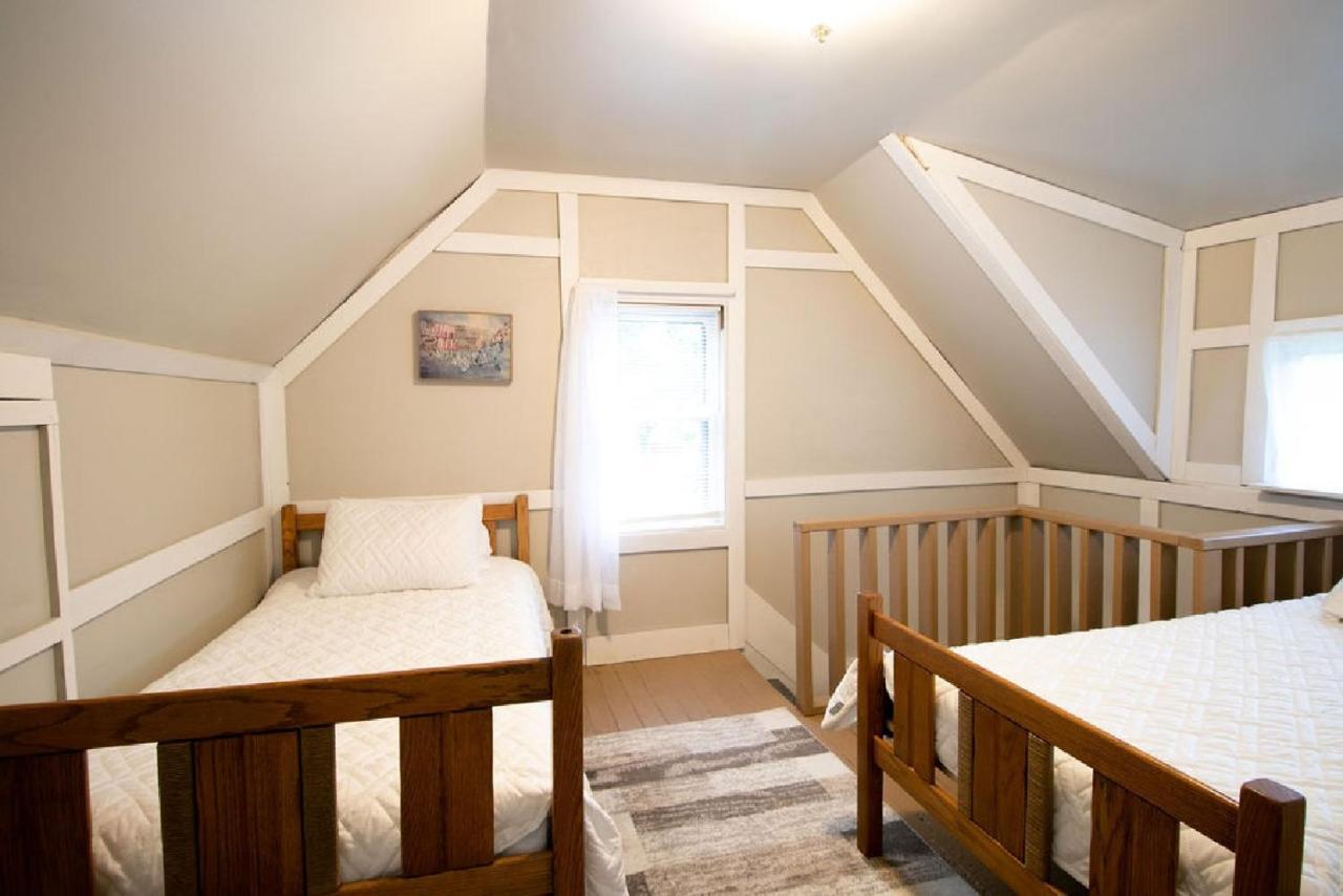 Downtown 2 Bedroom Cottage, Sleeps 6, Walking Distance To Honeywell, Downtown Restaurants, Shopping *