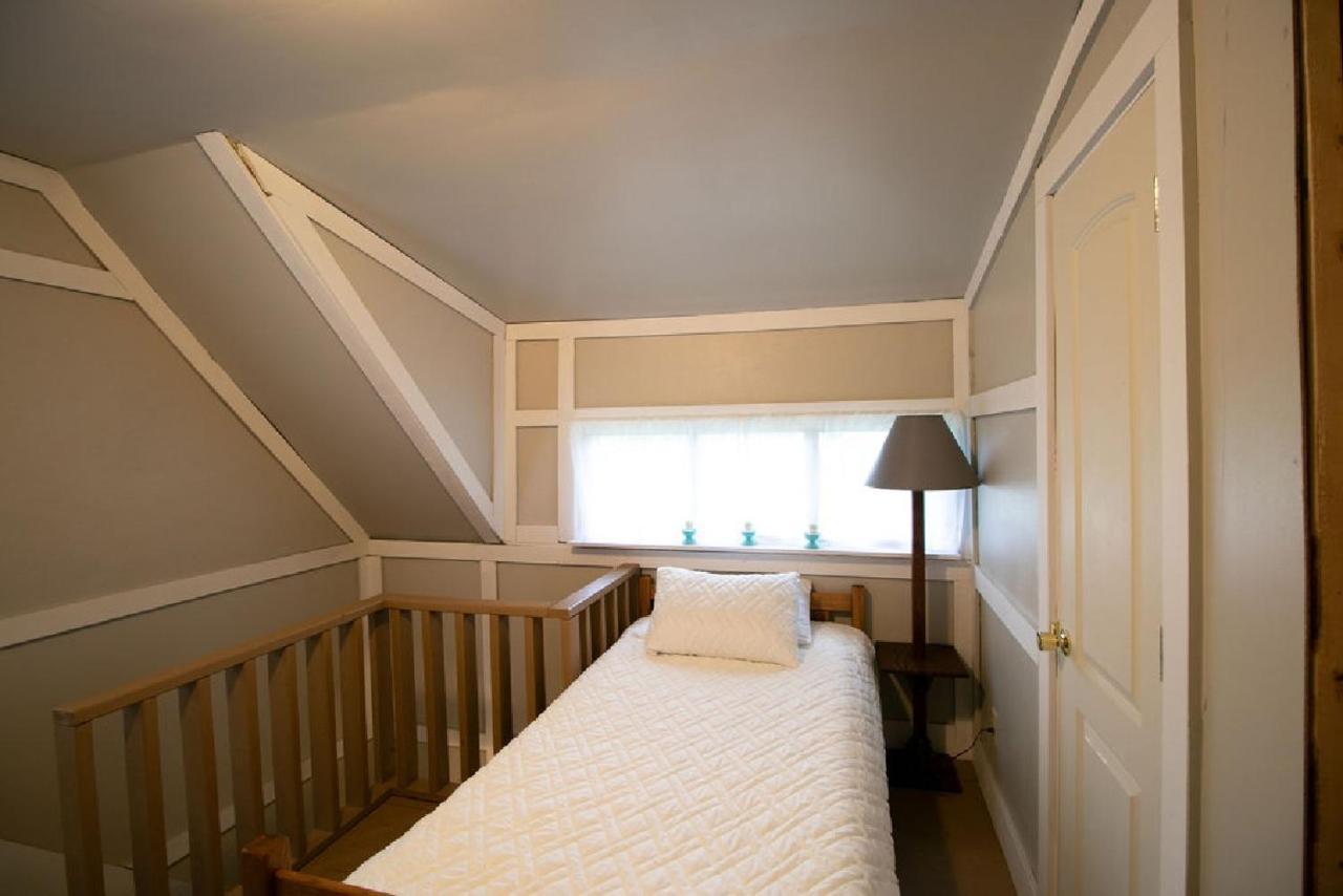 Downtown 2 Bedroom Cottage, Sleeps 6, Walking Distance To Honeywell, Downtown Restaurants, Shopping *