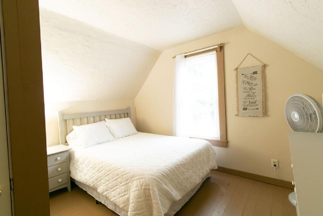 Holiday home Downtown 2 Bedroom Cottage, Sleeps 6, Walking Distance To Honeywell, Downtown Restaurants, Shopping