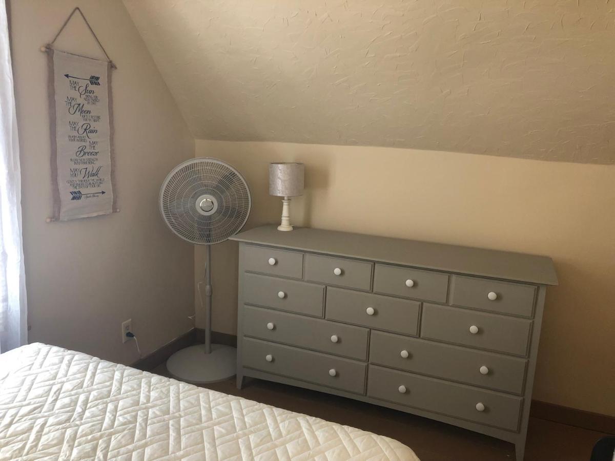 Downtown 2 Bedroom Cottage, Sleeps 6, Walking Distance To Honeywell, Downtown Restaurants, Shopping Holiday home