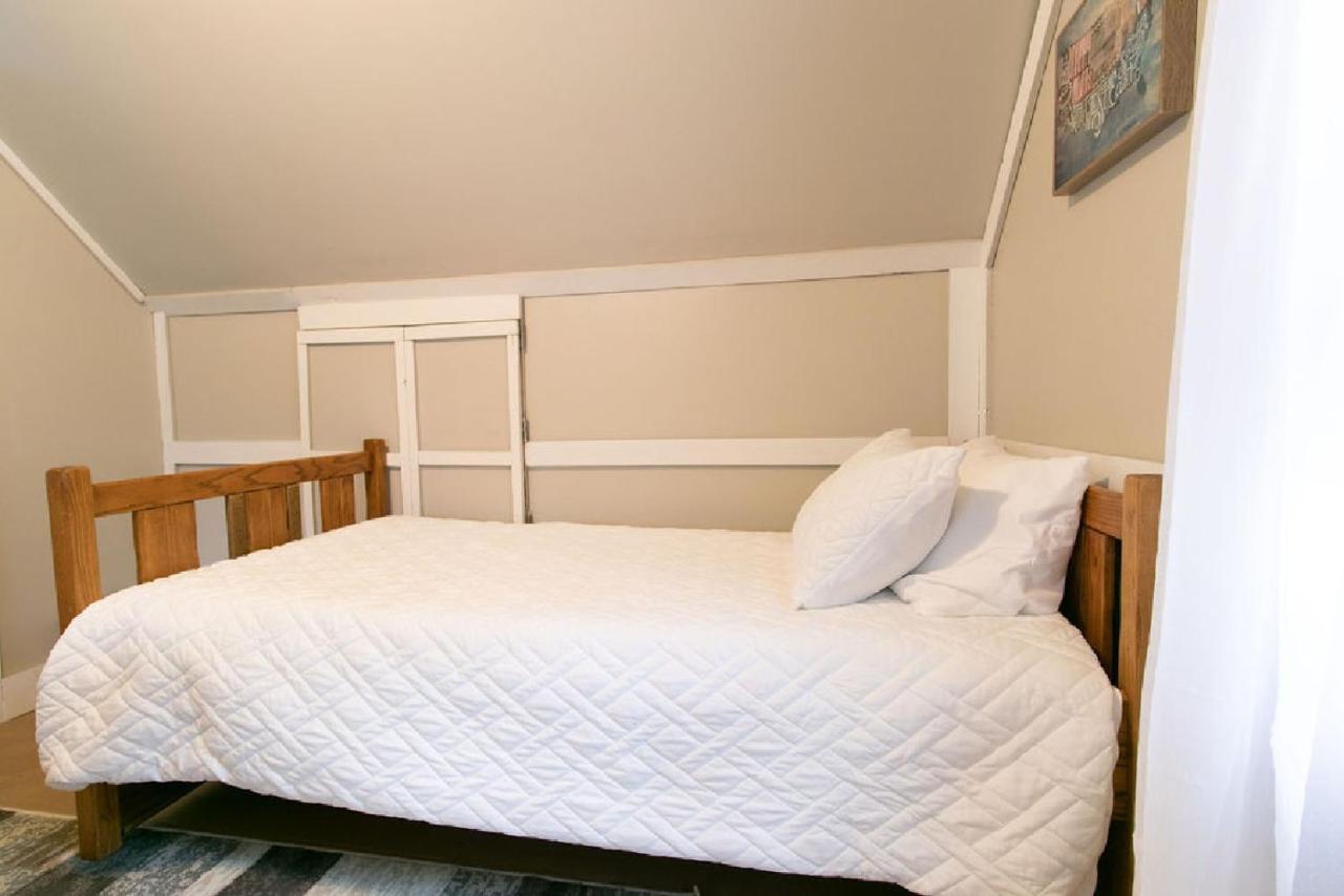 Downtown 2 Bedroom Cottage, Sleeps 6, Walking Distance To Honeywell, Downtown Restaurants, Shopping Holiday home *