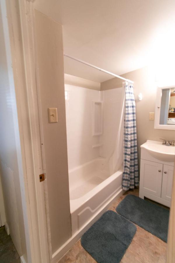 Downtown 2 Bedroom Cottage, Sleeps 6, Walking Distance To Honeywell, Downtown Restaurants, Shopping Holiday home Wabash